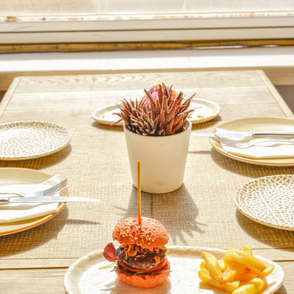 plato de hamburguesa en la mesa