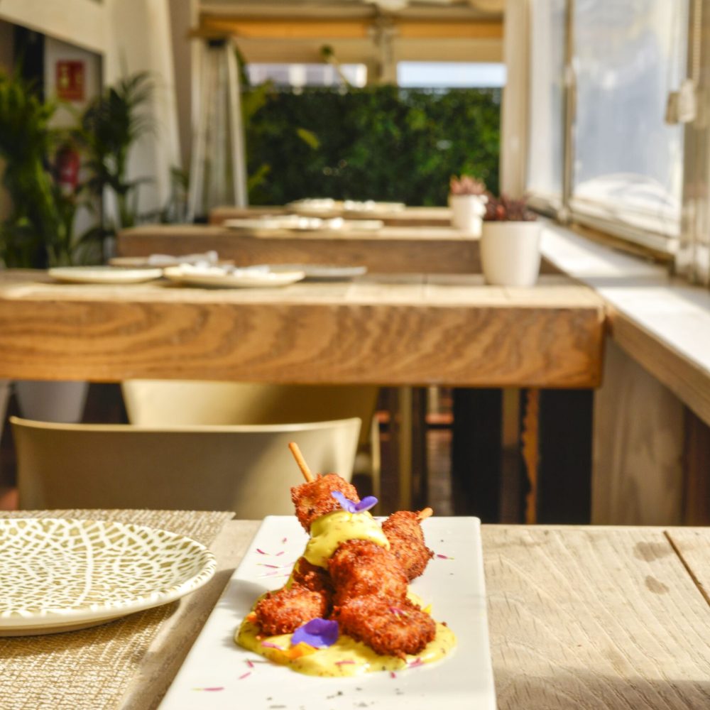 plato de pollo crujiente con salsa