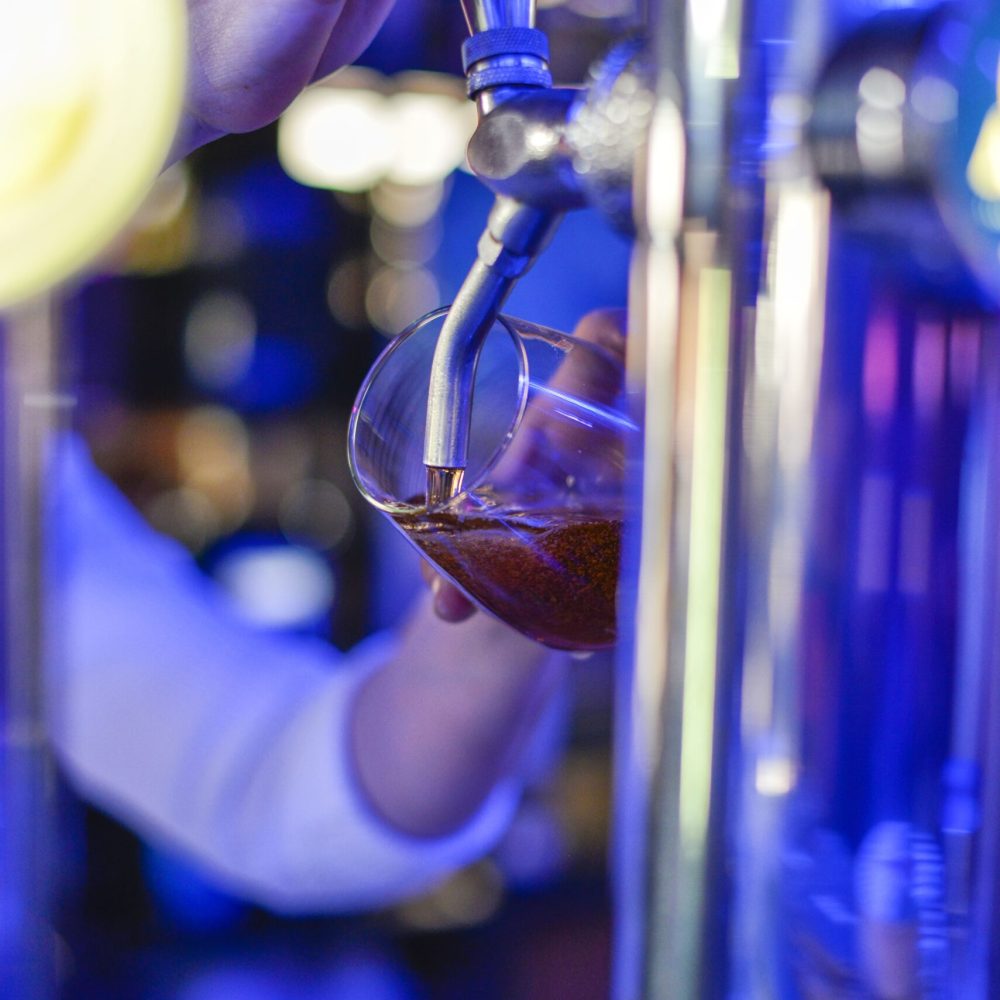 persona llando una copa de cerveza