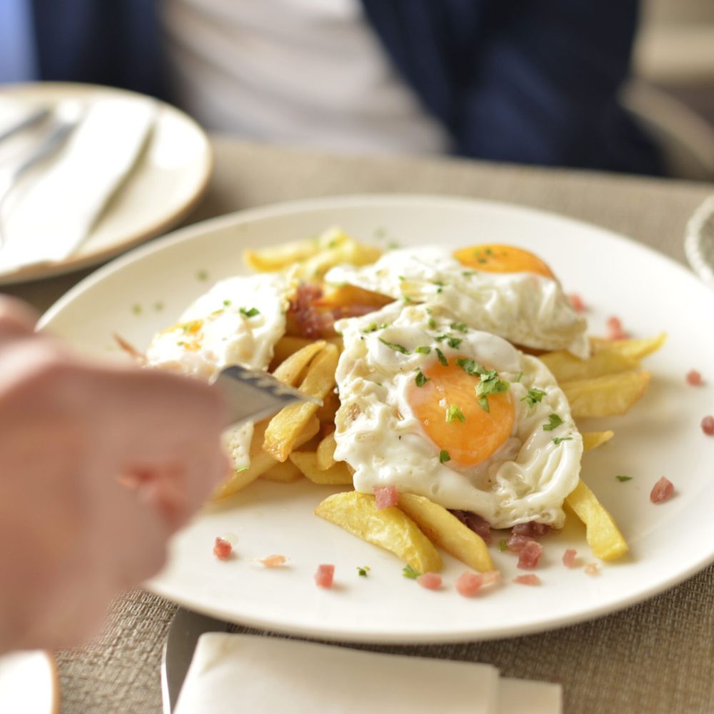plato de huevos con patatas