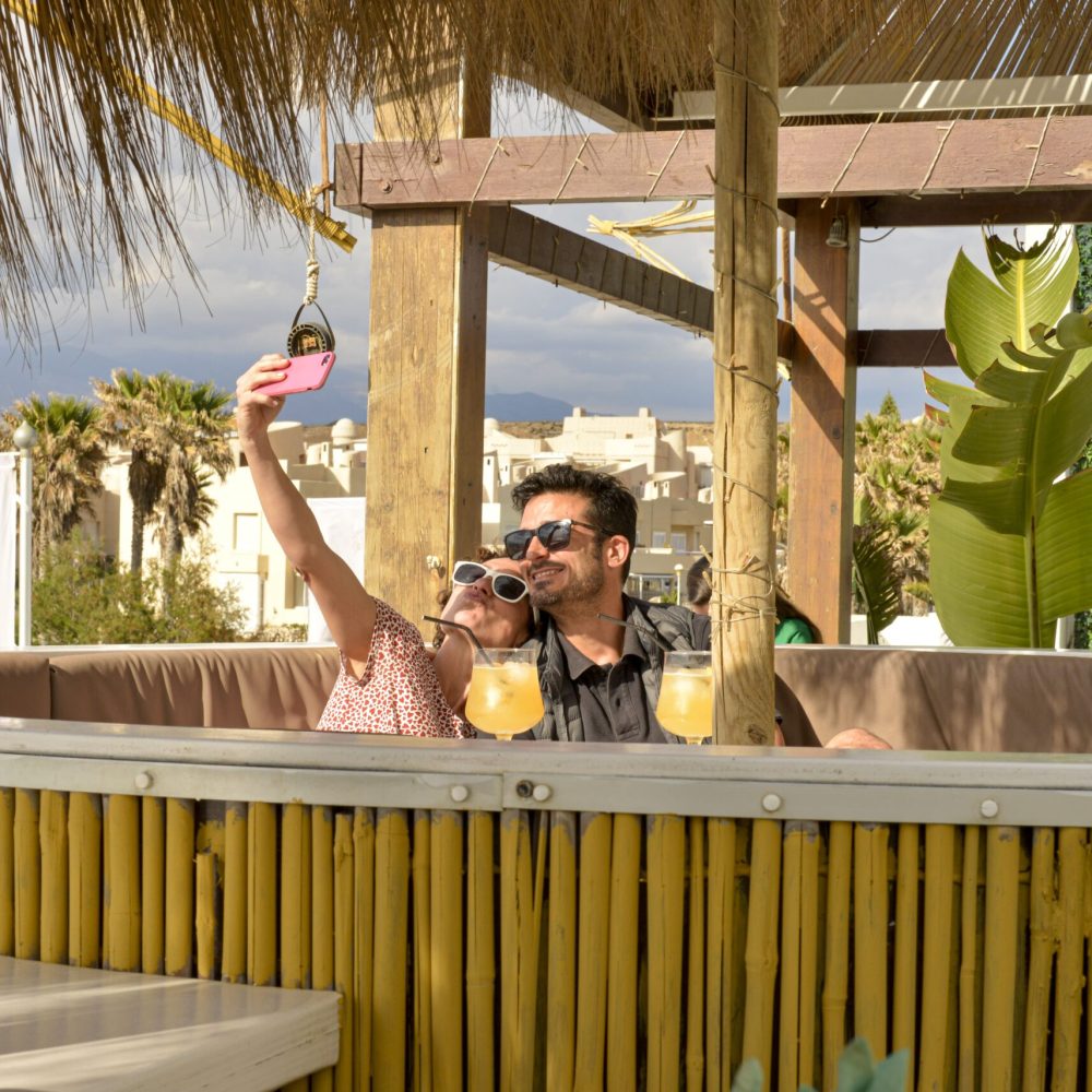 dos personas echándose una foto en la terraza