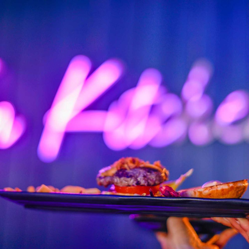 mano sujetando un plato amante